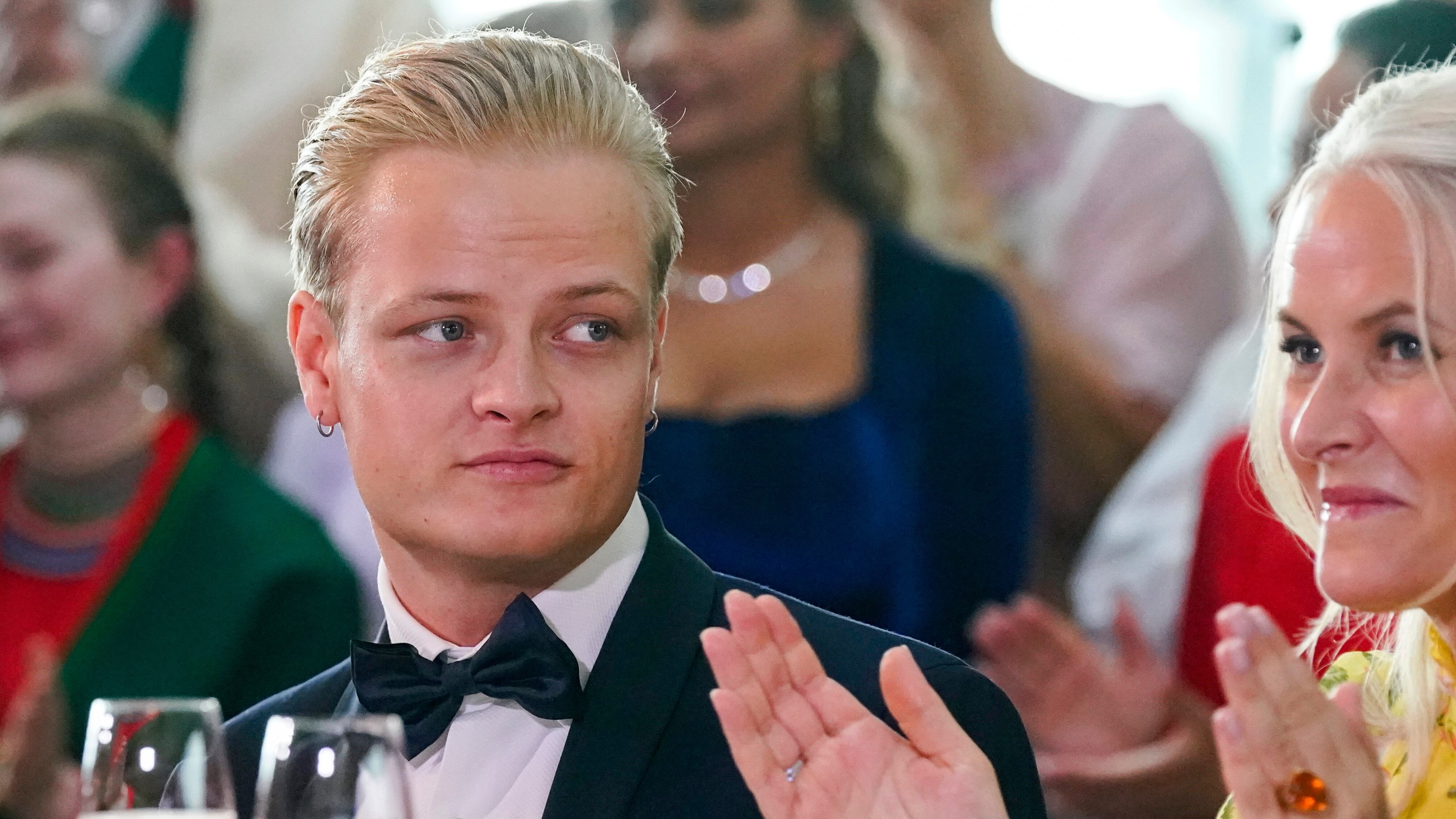 Marius Borg y la princesa heredera Mette-Marit en Oslo, 16 de junio de 2022. (Lise Aserud/NTB via AP, archivo)