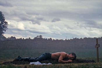 La comentada escena del cementerio