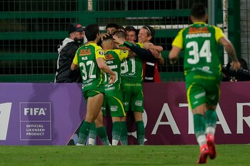 Ezequiel Romero (c) de Defensa y Justicia celebra tras anotar un gol con compañeros hoy, durante un partido del Grupo G de la Copa Libertadores, entre Defensa y Justicia argentino y Club Olimpia de Paraguay, en Florencio Varela (Argentina). EFE/ Juan Roncoroni