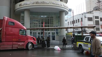 Camioneros bloquean La Paz para