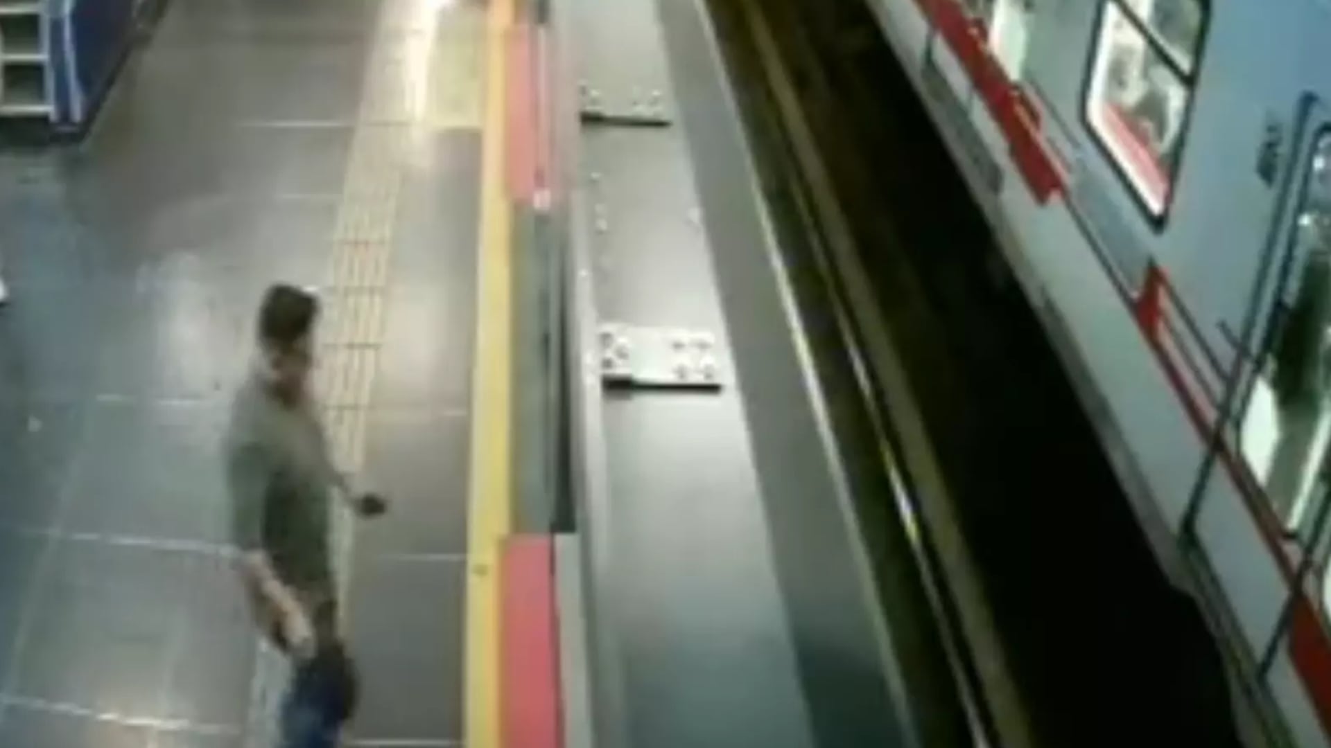 Un ciudadano peruano camina cerca de la línea de seguridad en la estación Pajaritos del Metro de Santiago momentos antes de ser embestido por un tren. (Foto: TVN Chile)