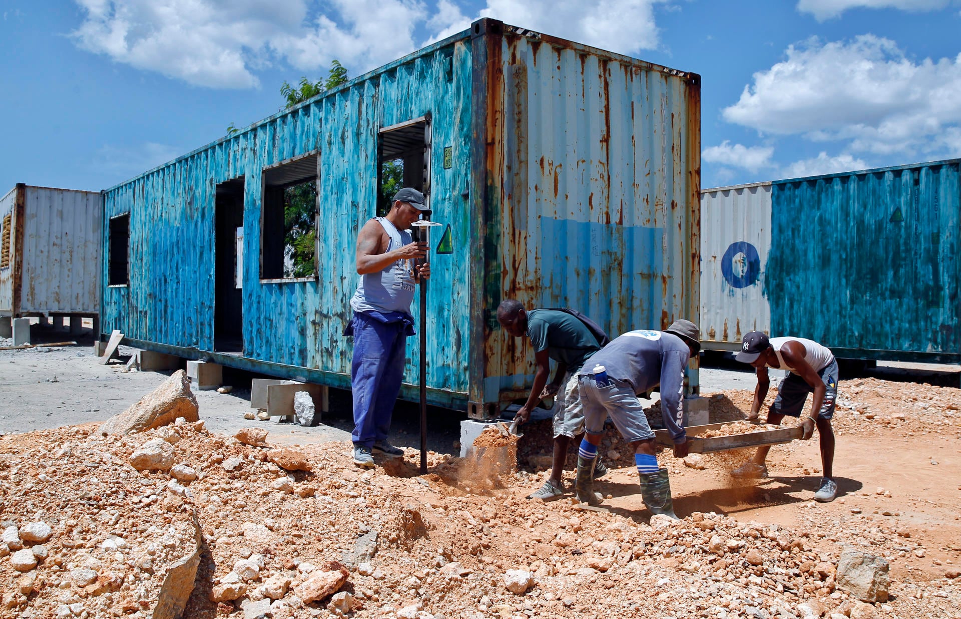 Personas construyendo una vivienda en un contenedor en La Habana, (Cuba) (EFE/ Ernesto Mastrascusa)