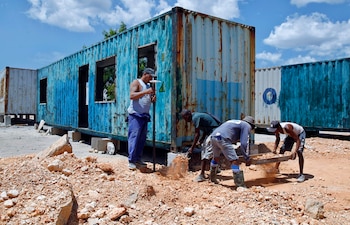 Personas construyendo una vivienda en un contenedor en La Habana, (Cuba) (EFE/ Ernesto Mastrascusa)