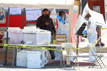 Trabajadores forenses en un centro