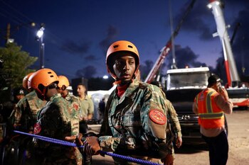 Los equipos de rescate continúan