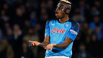 Napoli goleó 3-0 al Eintracht Frankfurt y avanzó por primera vez en la historia a los cuartos de final de la Champions League