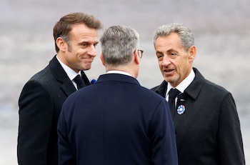 El presidente de Francia, Emmanuel Macron, el expresidente Nicolas Sarkozy y el primer ministro británico, Keir Starmer, conversan mientras asisten a las conmemoraciones durante el Día del Armisticio que marca el final de la Primera Guerra Mundial, en París, Francia, el 11 de noviembre de 2024. REUTERS/Manon Cruz