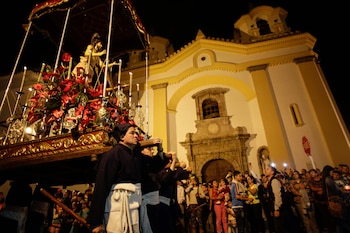La escultura se distingue por tener cabello humano real, una característica que ha alimentado la creencia sobre su supuesto crecimiento con el paso del tiempo- crédito Colprensa/Andrés Camilo González