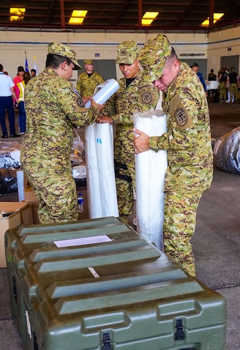 Personal de la Segunda Brigada Aérea realiza el embalaje de la asistencia humanitaria.