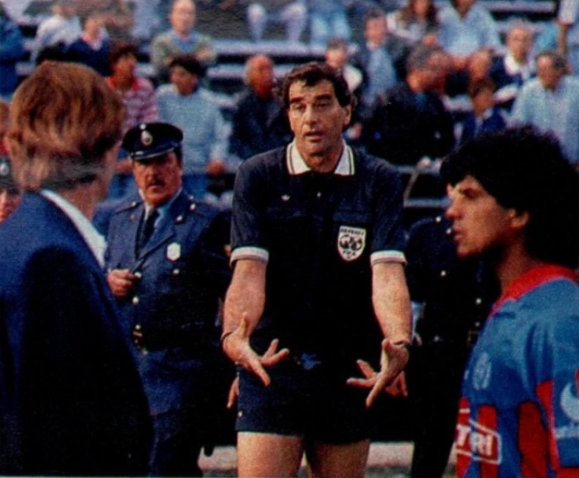 Juan Bava les explica a los protagonistas que el partido no sigue por falta de balones