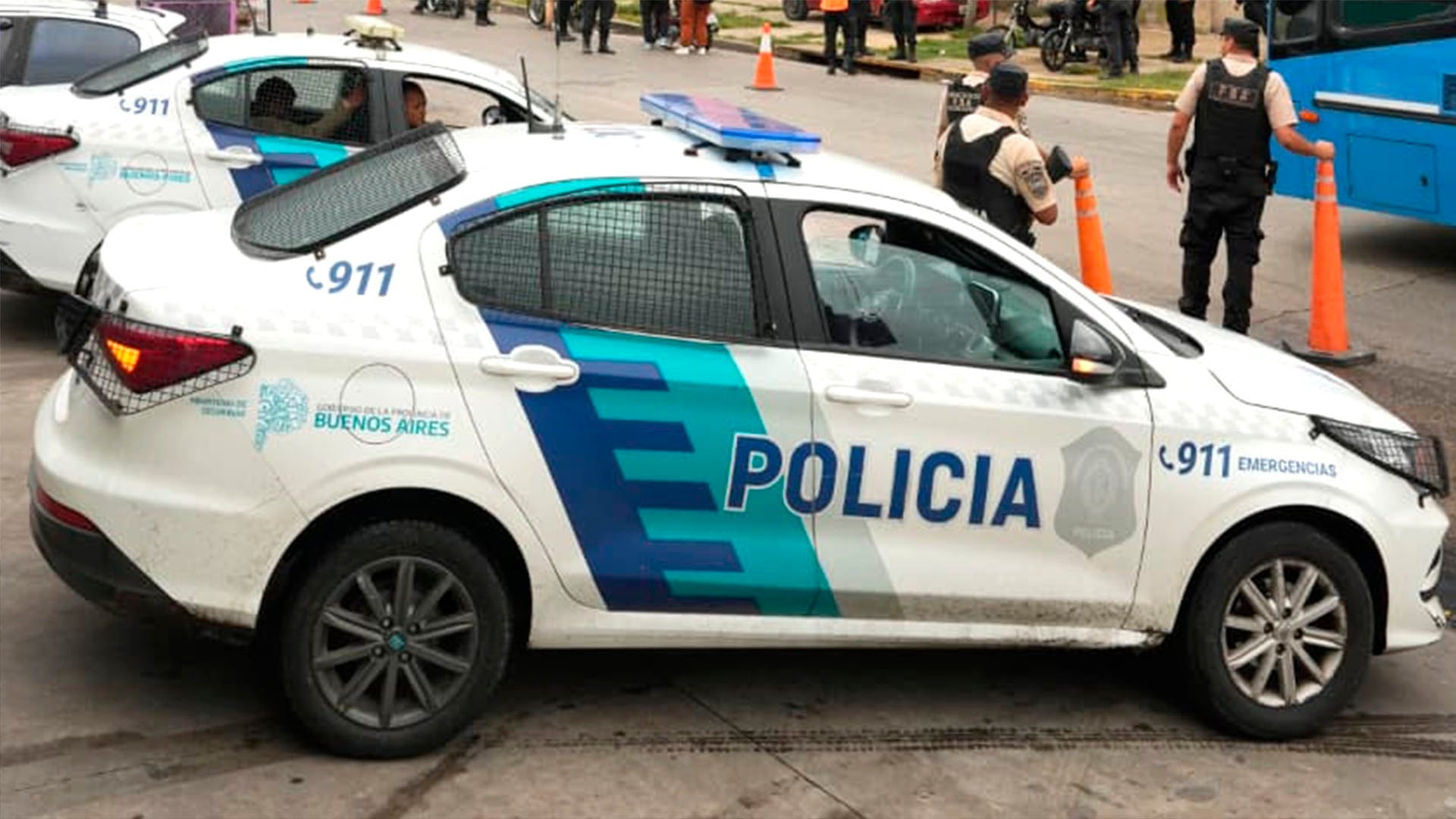 La Policía Bonaerense desplegó un operativo cerrojo en la zona, con el objetivo de dar con los agresores.