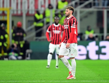 El nuevo sueldo en Portugal representaría una baja frente a los 4.6 millones de euros anuales que Giménez percibía en la Serie A con AC Milan. REUTERS/Daniele Mascolo