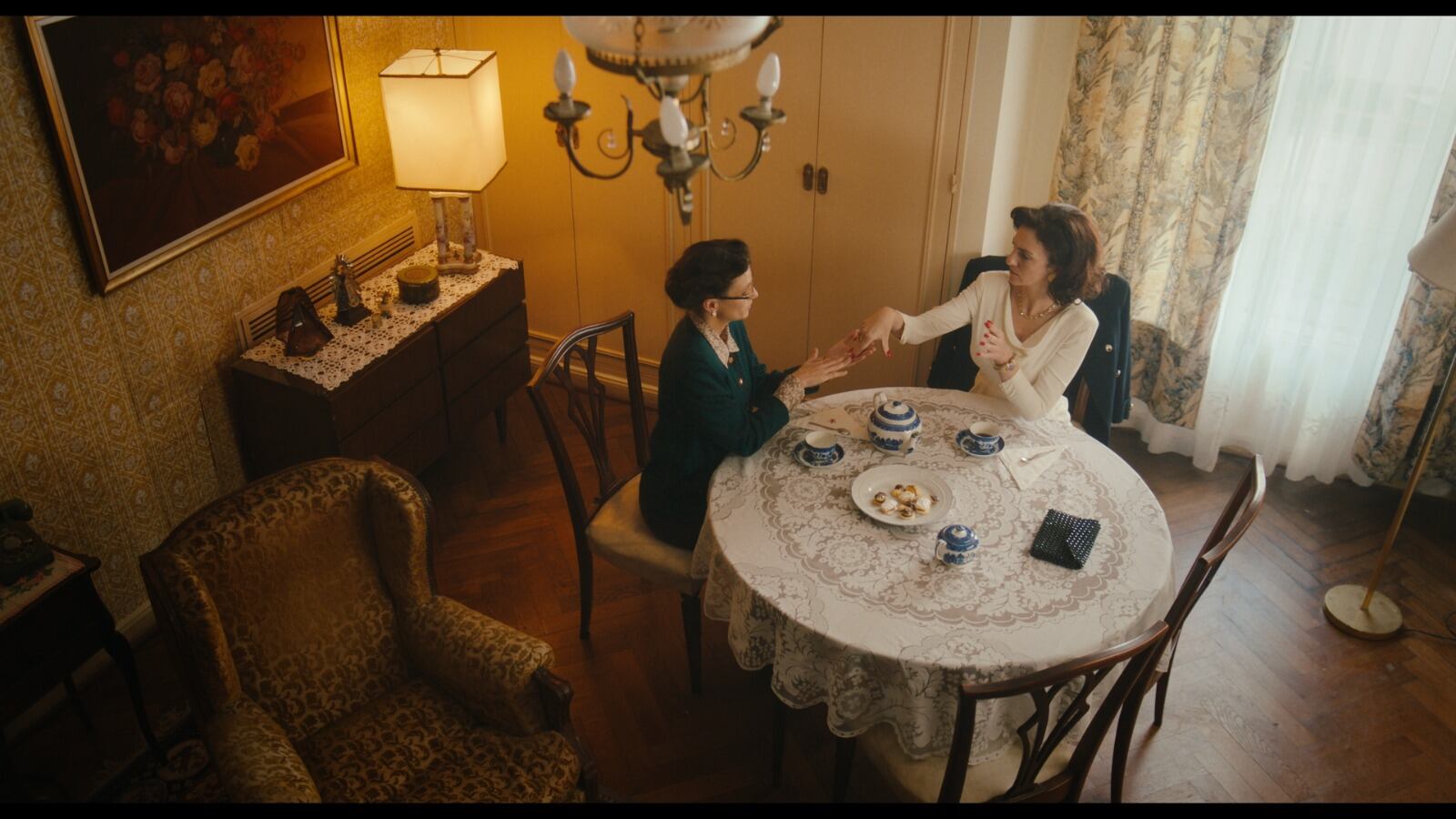 El esfuerzo por lograr una representación auténtica transformó cada locación y elemento visual en una pieza clave para la credibilidad y el impacto narrativo de la producción