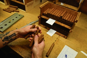 Un empleado enrolla tabaco en la fábrica de tabaco Corona en La Habana, Cuba, el 27 de febrero de 2025. REUTERS/Norlys Pérez