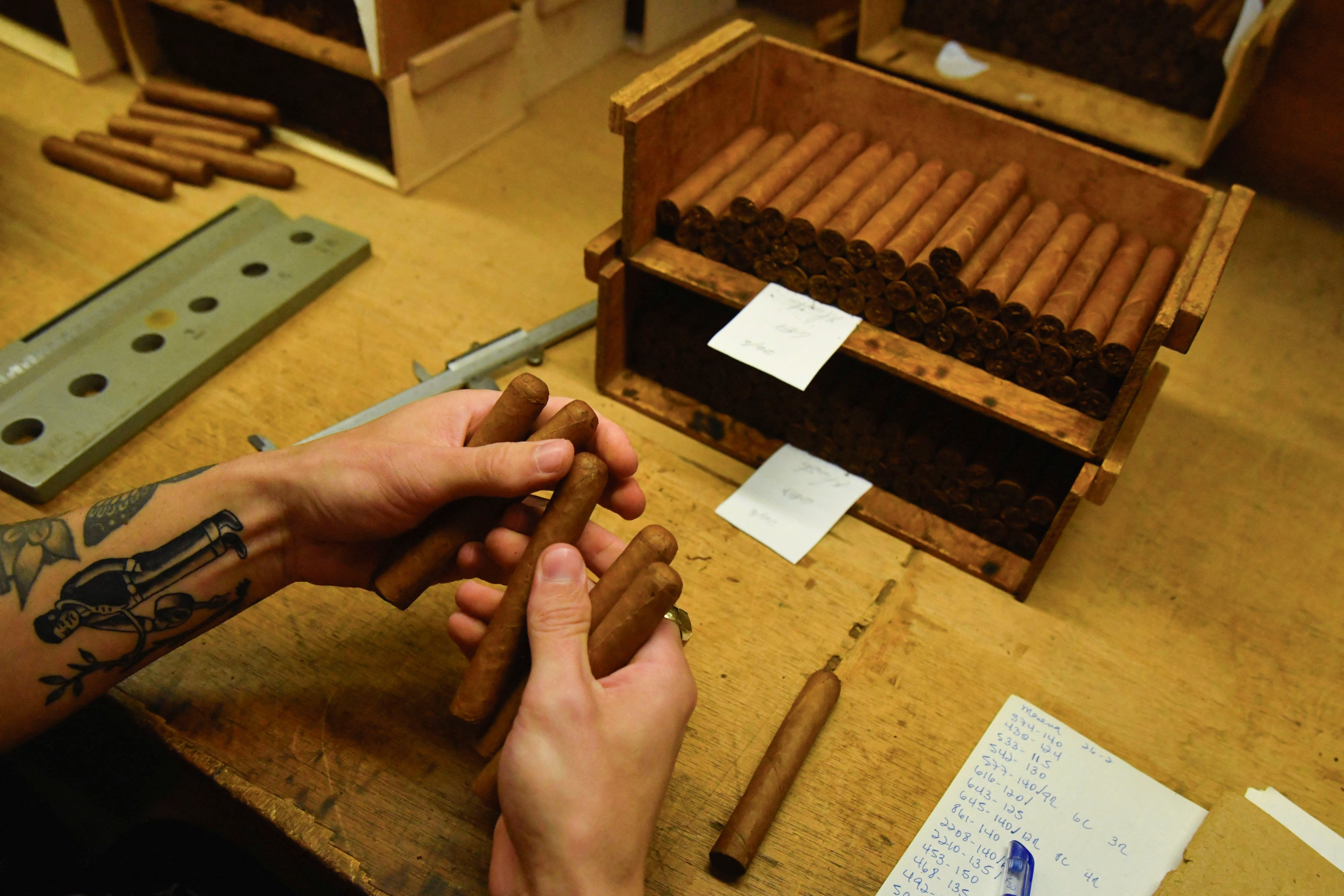 Un empleado enrolla tabaco en la fábrica de tabaco Corona en La Habana, Cuba, el 27 de febrero de 2025. REUTERS/Norlys Pérez