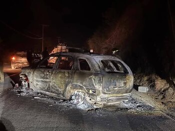 Uno de los vehículos quemados.