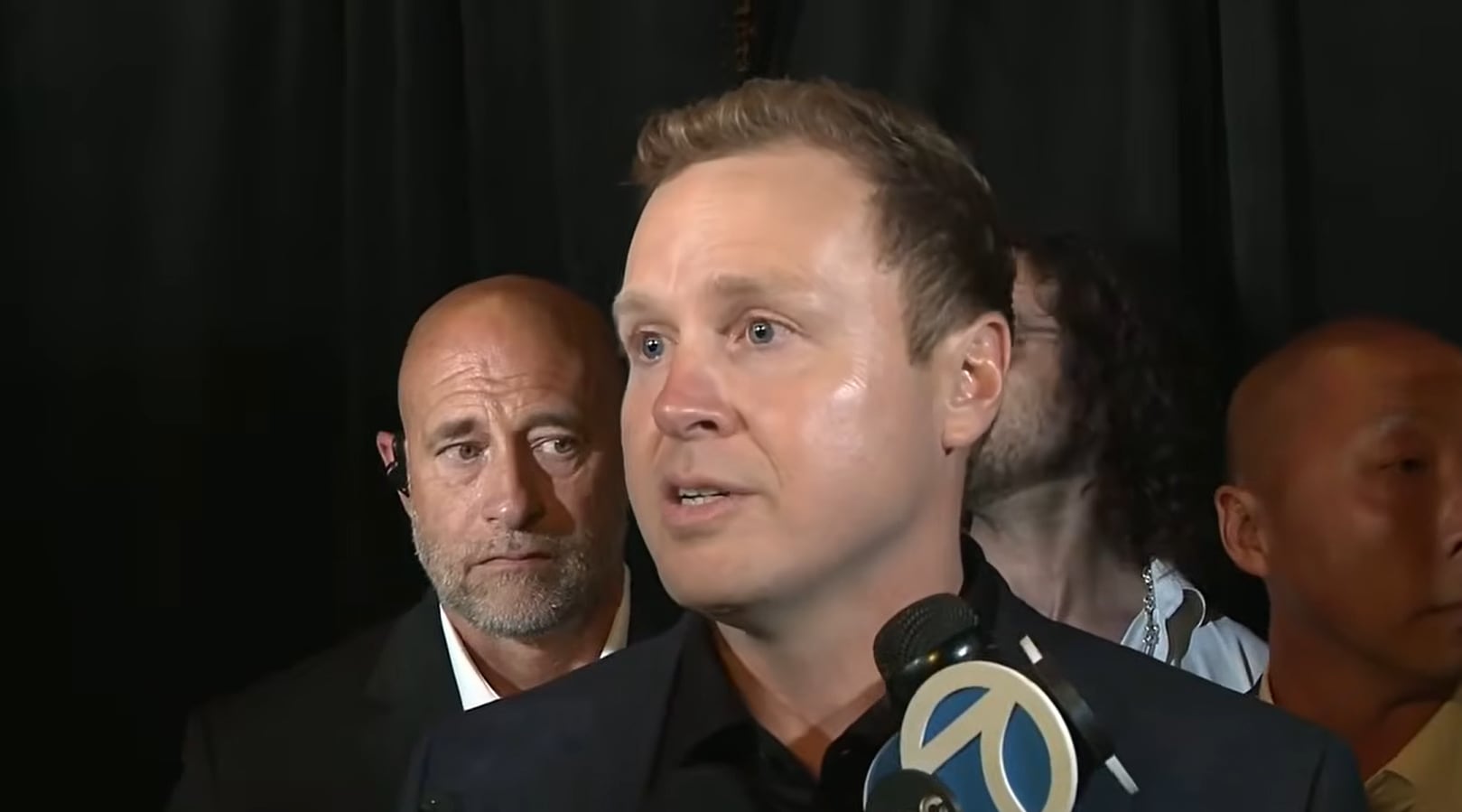 Spencer Pratt reaccionó a la publicación de los primeros resultados electorales para la carrera por la alcaldía de Los Ángeles, hablando con reporteros (FOX 11)