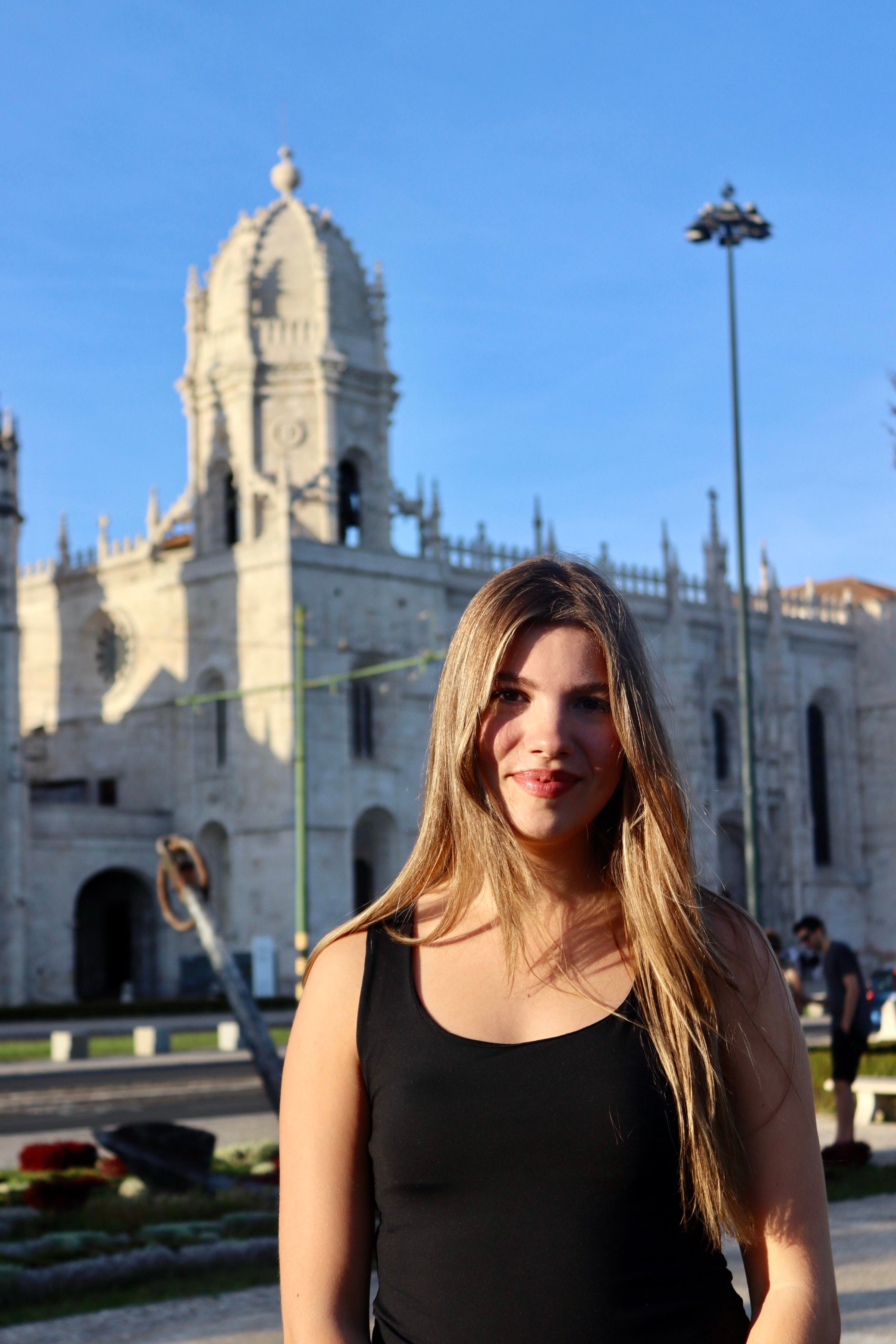 La infanta Sofía posa en el centro privado Forward College. (Casa Real)