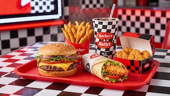 Checkers & Rally’s relanza su menú de USD 4 en EEUU: la apuesta de las cadenas de comida rápida para atraer clientes