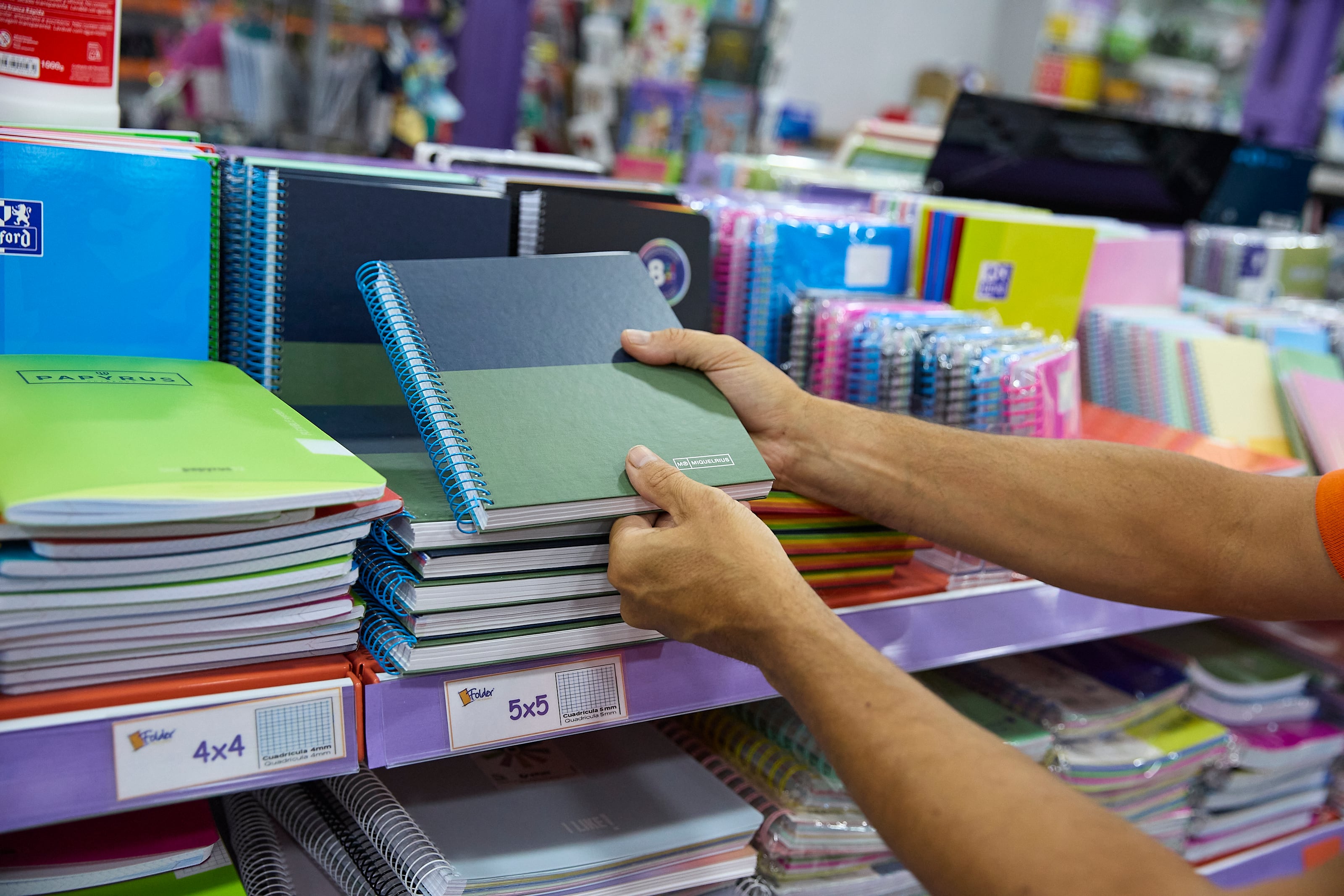 Cuadernos en la papelería Folder Hermosilla, a 27 de agosto de 2025, en Madrid (España). (Jesús Hellín/Europa Press)