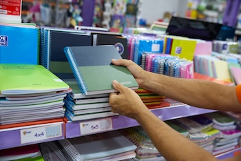 Cuadernos en la papelería Folder Hermosilla, a 27 de agosto de 2025, en Madrid (España). (Jesús Hellín/Europa Press)