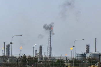La refinería petrolera Mina Al-Ahmadi opera en Kuwait, el 20 de marzo de 2026 (Foto AP, Archivo)