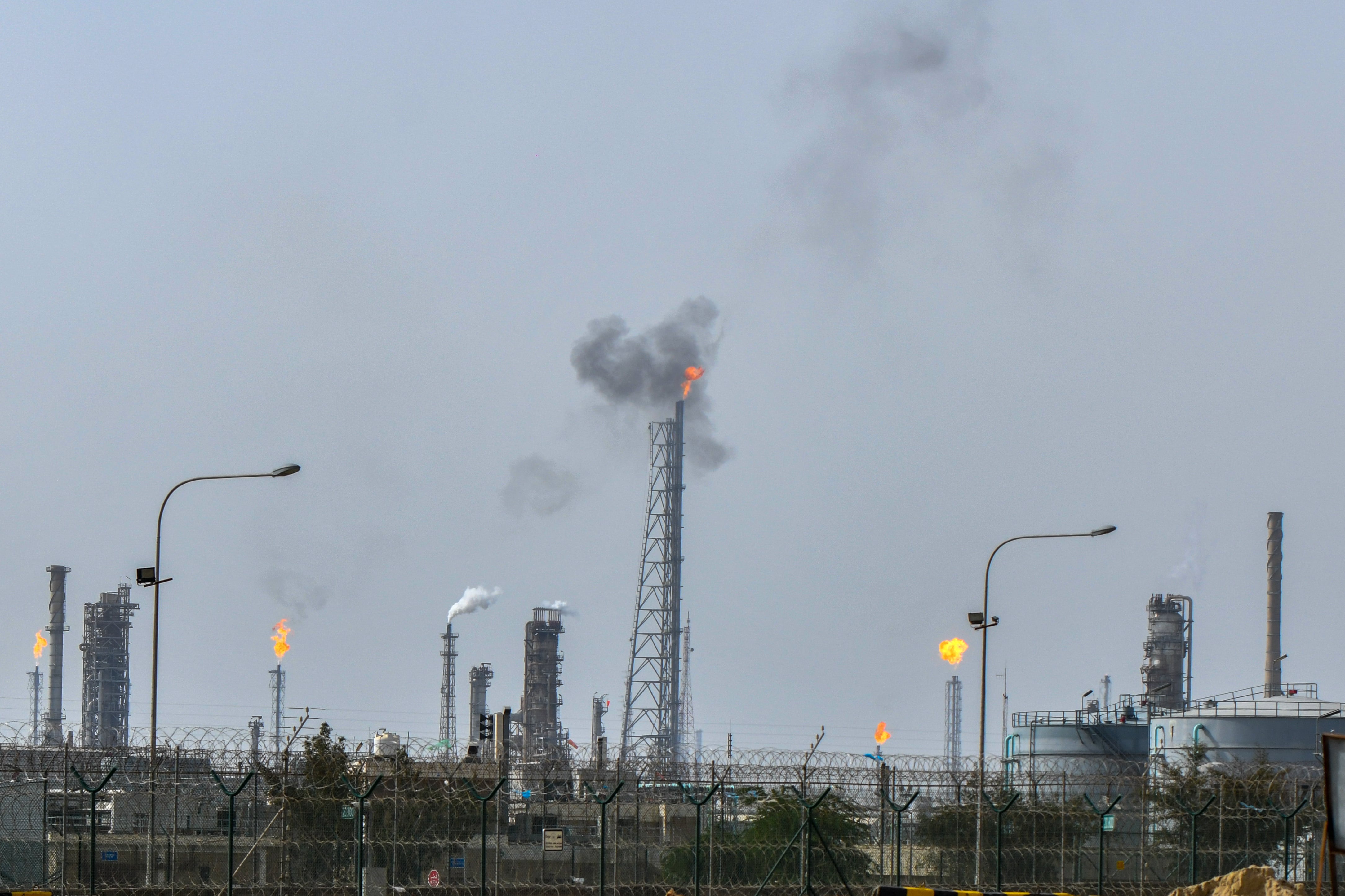 La refinería petrolera Mina Al-Ahmadi opera en Kuwait, el 20 de marzo de 2026 (Foto AP, Archivo)