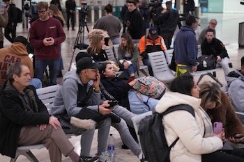 Varias personas en la estación