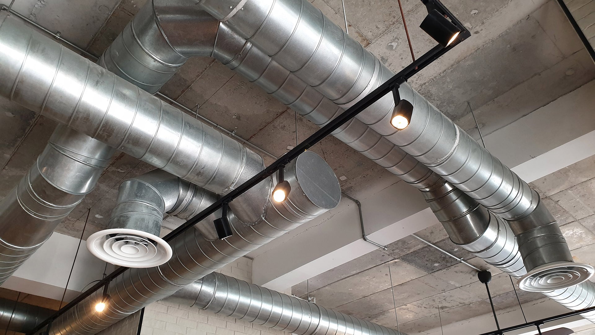 Durante la fiesta de 15, un corte de luz afectó la climatización, las pantallas, la pista giratoria y otros servicios contratados. (Foto de archivo: Shutterstock)