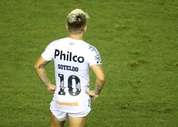 El venezolano Soteldo con la 10 del Santos (REUTERS/Guilherme Dionizio)
