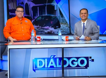 El director de Protección Civil de El Salvador participa en una entrevista televisiva sobre la alerta ante la tormenta tropical Cristina (Cortesía Diálogo 21).