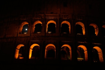 La Luna se oculta tras el Coliseo durante un eclipse lunar parcial en Roma, el viernes 28 de agosto de 2026 (AP/Gregorio Borgia)