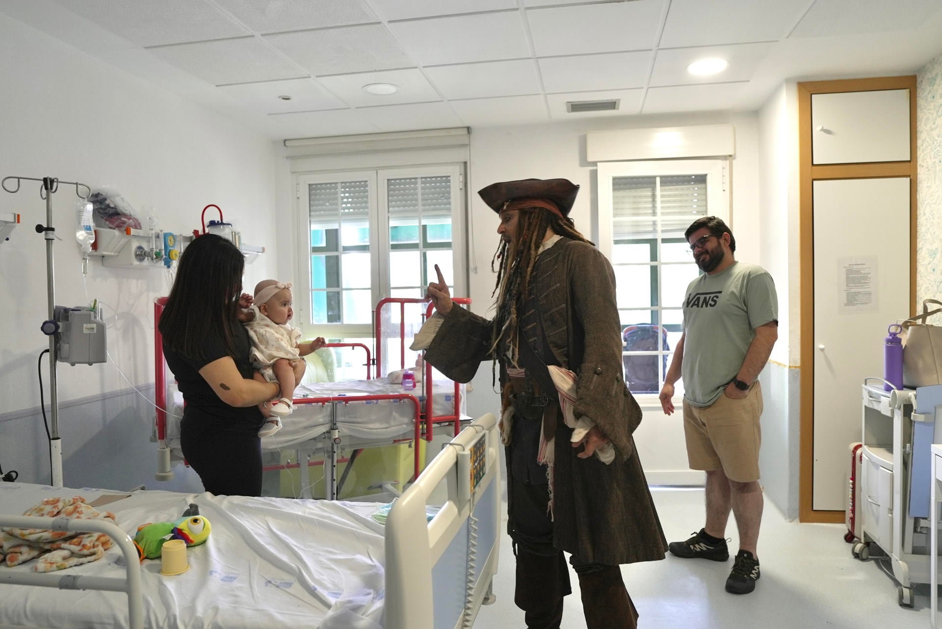 Johnny Depp durante su visita al Hospital Niño Jesús de Madrid. (EFE/Comunidad de Madrid)