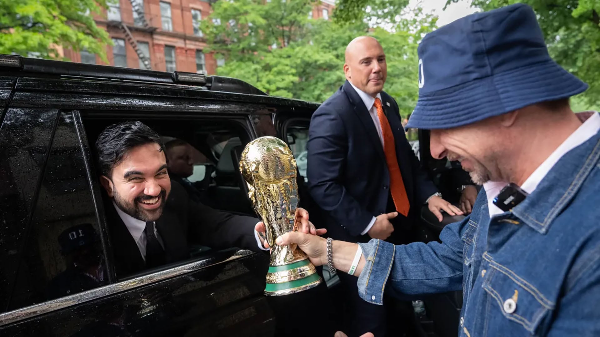 El alcalde Zohran Mamdani recibió una réplica de la Copa y destacó la importancia de la ciudad como sede y la grandeza de sus comunidades futboleras (Adam Gray | AP)