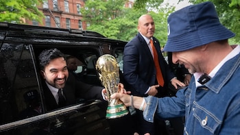 Zohran Mamdani recibe una réplica de la Copa del Mundo en Nueva York: cómo vive la ciudad la previa del certamen