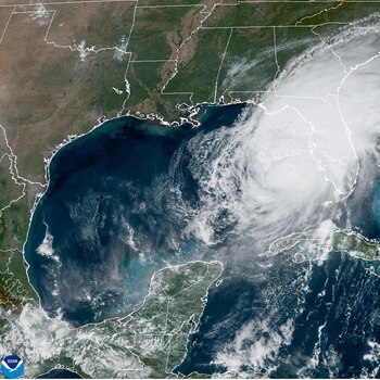 Fotografía satelital cedida por la Oficina Nacional de Administración Oceánica y Atmosférica (NOAA) a través del Centro Nacional de Huracanes (NHC) estadounidense donde se muestra la localización del huracán Milton este miércoles, en el Golfo de México. EFE/ Oficina Nacional de Administración Oceánica y Atmosférica