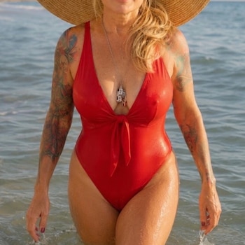 Erika Eleniak, estrella de "Baywatch", debuta en OnlyFans a los 56 años