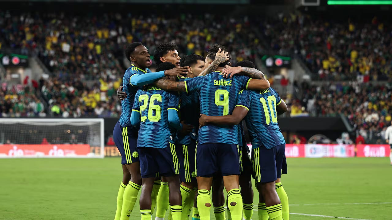 Velásquez y Arcila celebran sus primeros goles con la selección Colombia