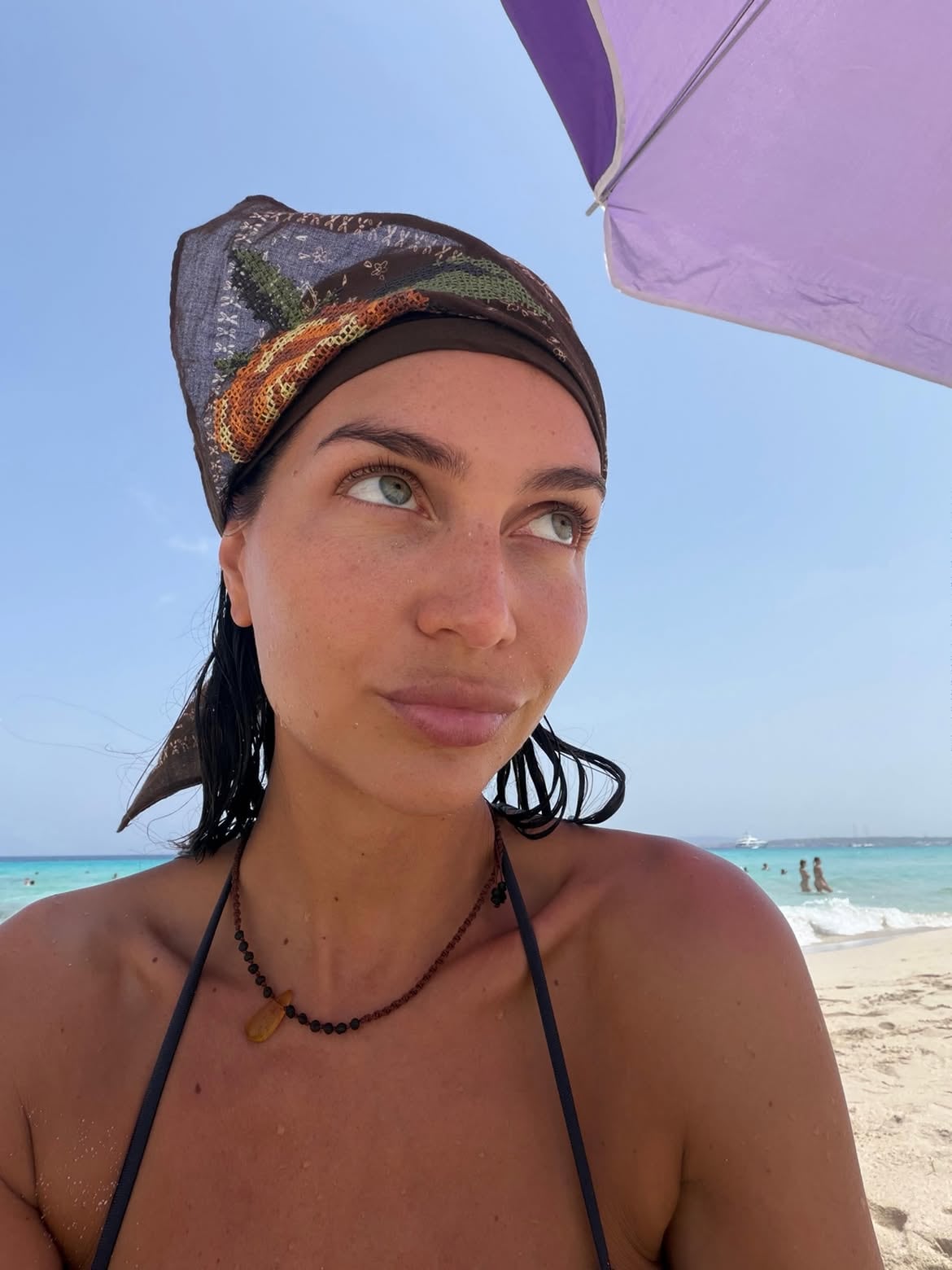 Zaira Nara comparte imágenes de su estadía en Formentera junto a sus hijos y elige una portada sin la parte superior de la bikini (Instagram)