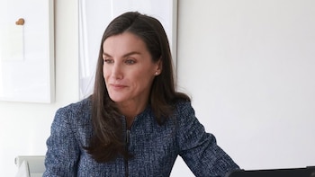 La Reina Letizia rescata su moderna chaqueta 'vaquera' con cremallera de Hugo Boss