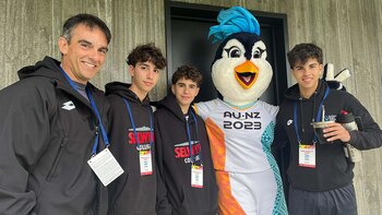 La familia en el Michaels Avenue con Tazuni, la mascota del mundial