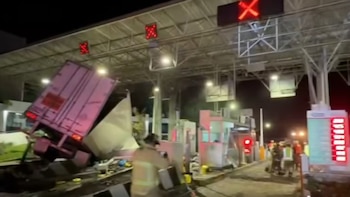 Suman siete heridos tras choque de tráiler en la caseta de Zinapécuaro, Michoacán, esto hizo el chofer