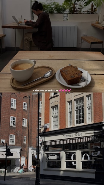 Mujer en café con portátil, móvil, taza de café y pastel. Edificios de ladrillo con ventanas, calle con peatón y maleta, rótulos "Mortimer Street W1" y "Nineteen-O-five"