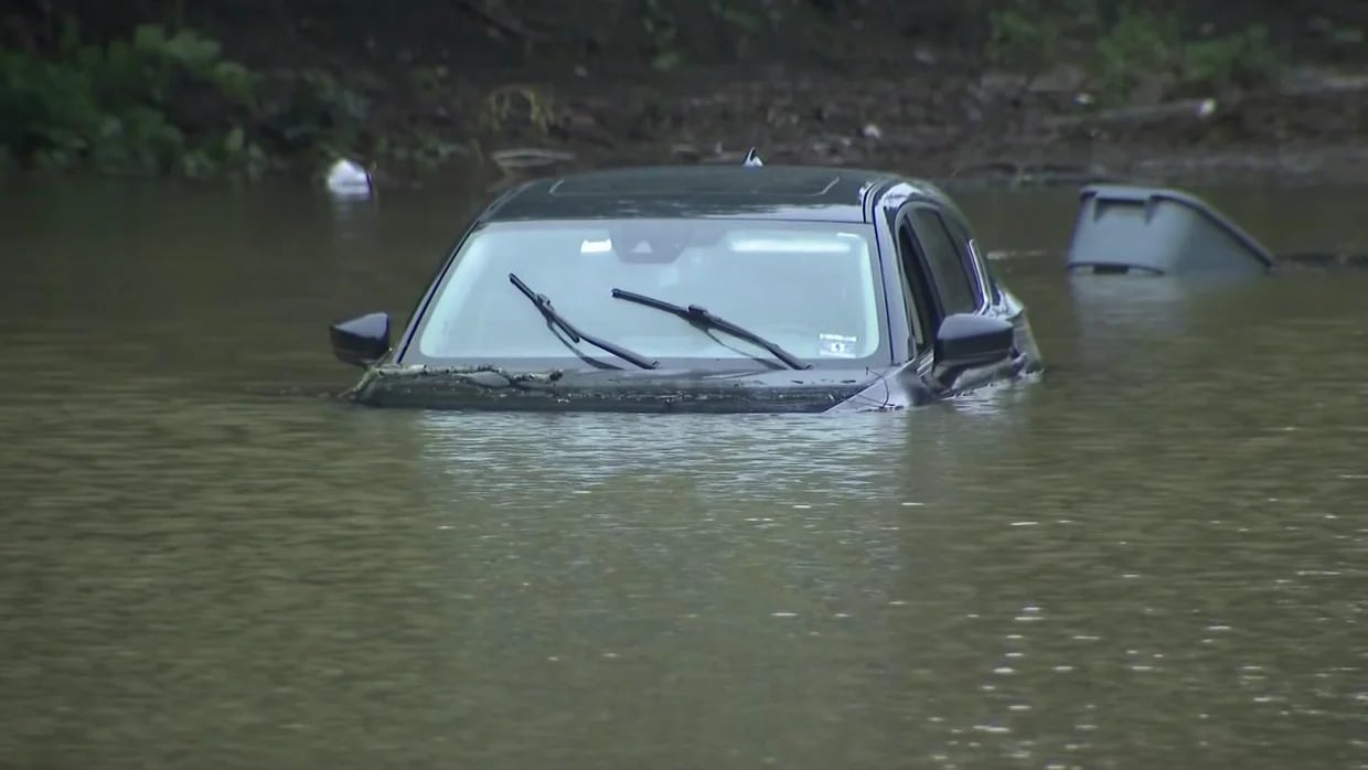 La Ruta 35 quedó convertida en un río durante las tormentas en Nueva Jersey y varios vehículos quedaron atrapados en la crecida