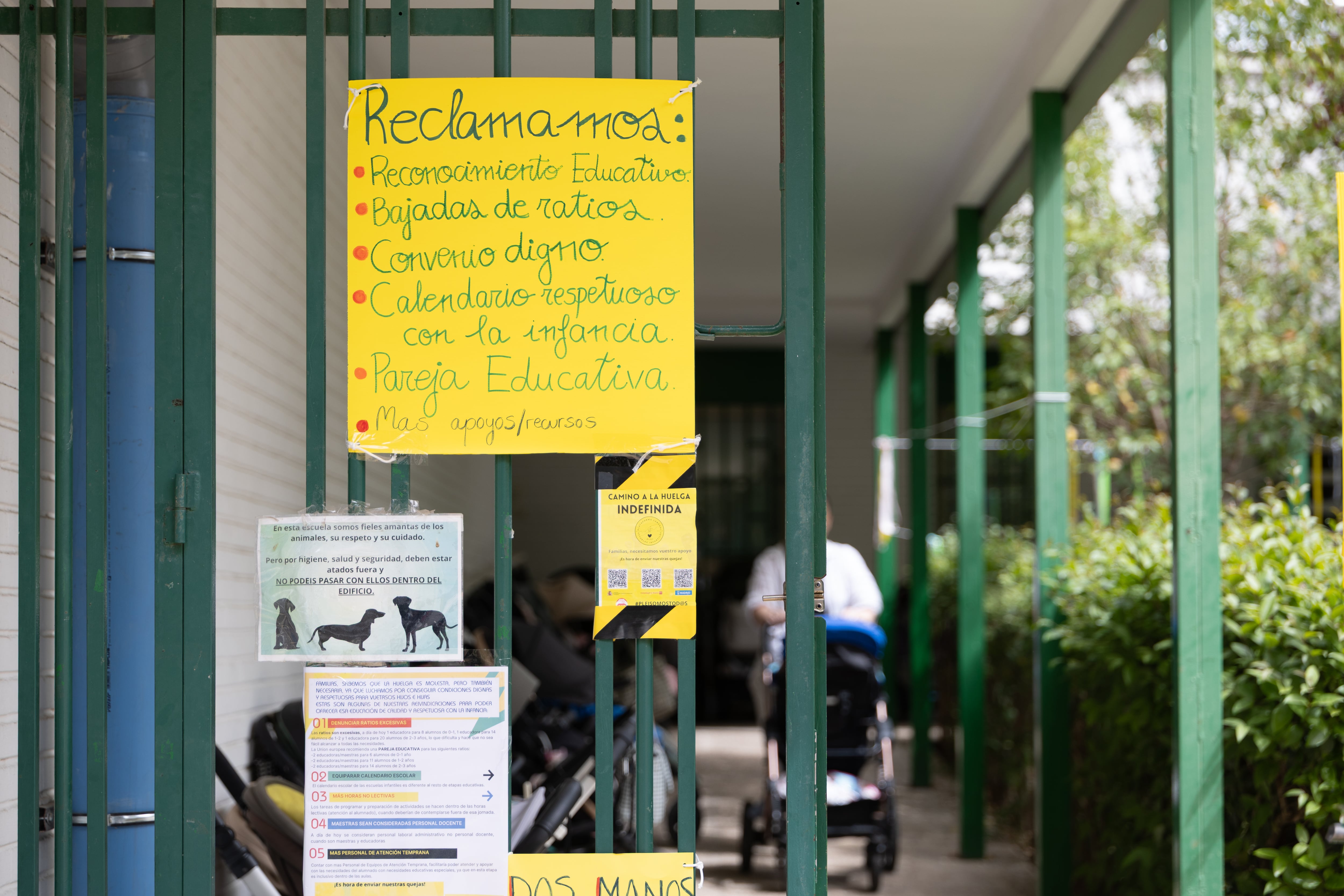 Varios carteles de protesta en el exterior de una escuela infantil, en Madrid. (Eduardo Parra/Europa Press)