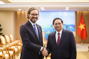 Cafiero y el saludo con