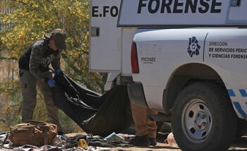 Peritos forenses trabajan en la