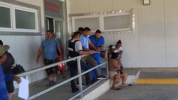 Dos hermanos permanecen hospitalizados en el Hospital Roatán luego de ingresar con quemaduras en distintas partes de sus cuerpos. (Foto: Cortesía)