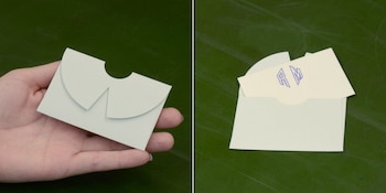 La técnica manual exige experiencia para ajustar la fuerza de la prensa según cada tipo de papel (Instagram/@papierroyalparis)