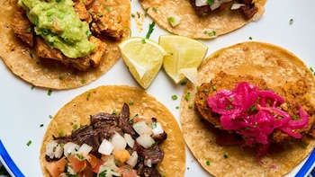 Los chefs mexicanos coinciden: “El taco sencillo que preparamos en casa solo lleva carne y tortilla, y se acompaña con cilantro y cebolla”
